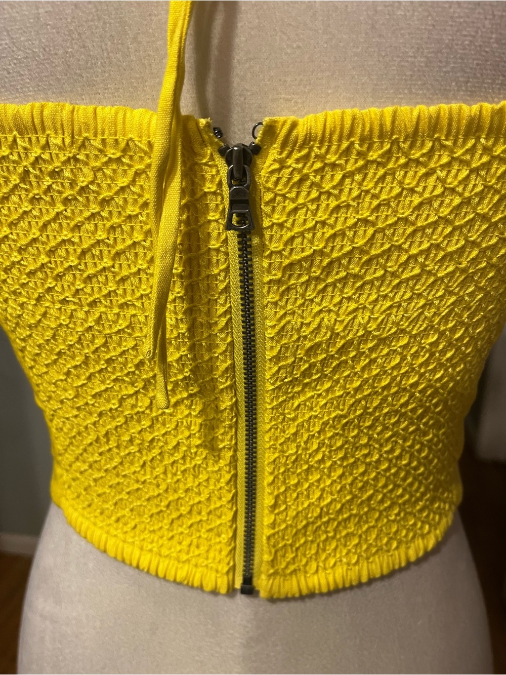 Alice + Olivia Ceresi Halter Crop Top - Picture 3 of 3